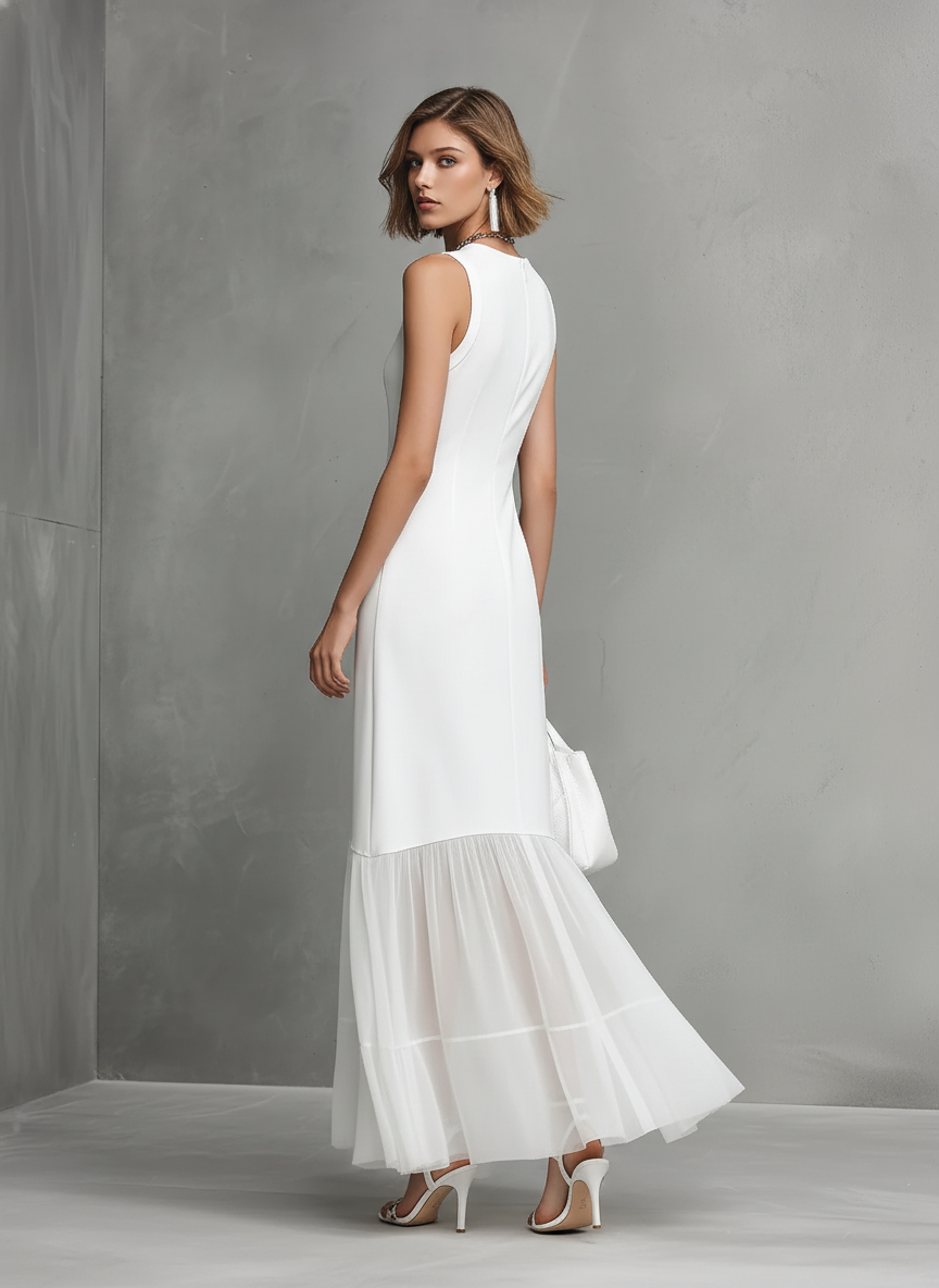 Elegante vestido blanco sin mangas de seda de leche con paneles de gasa