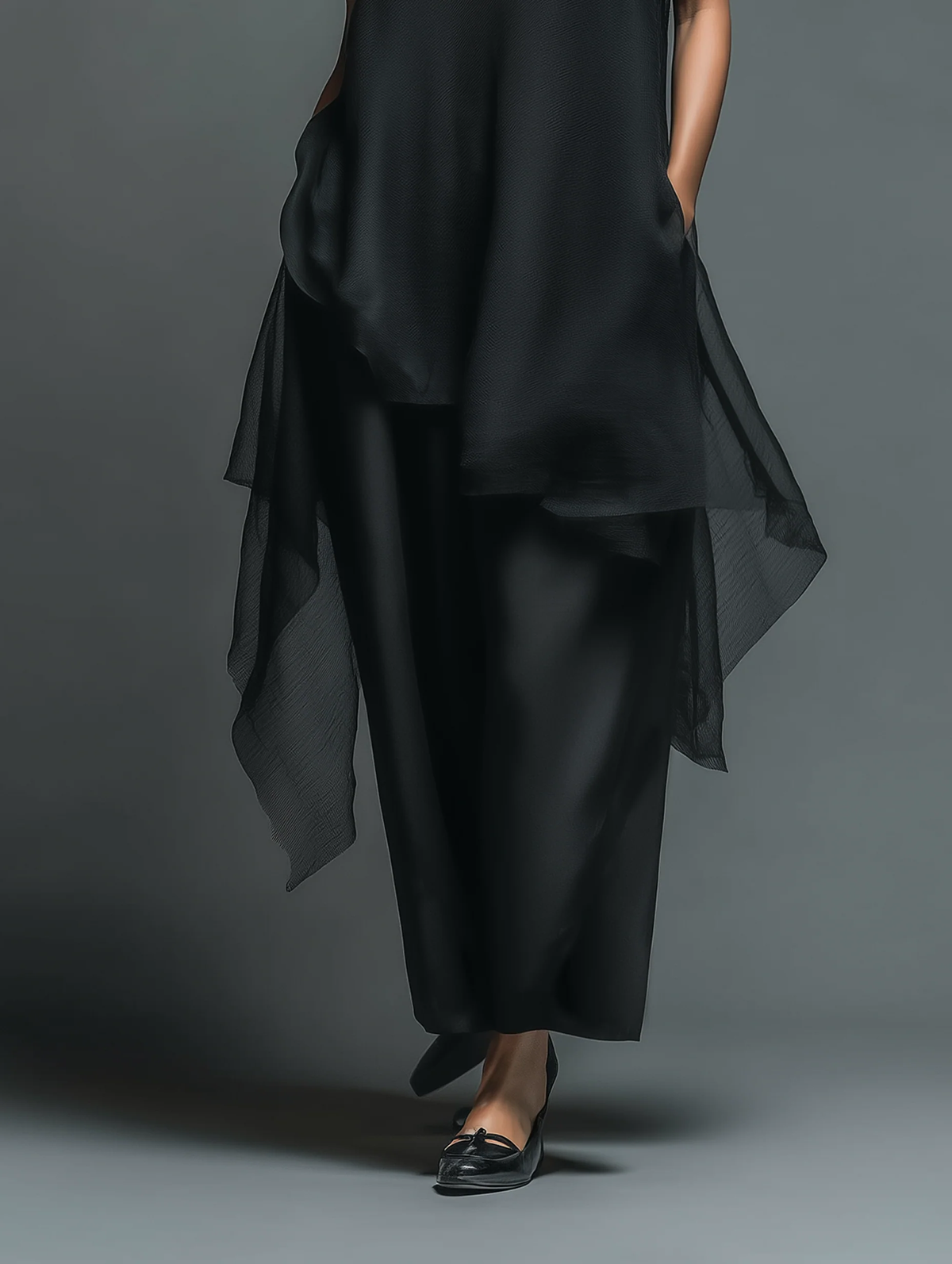 Conjunto de dos piezas: vestido lencero negro minimalista de acetato con sobrevestido largo de gasa