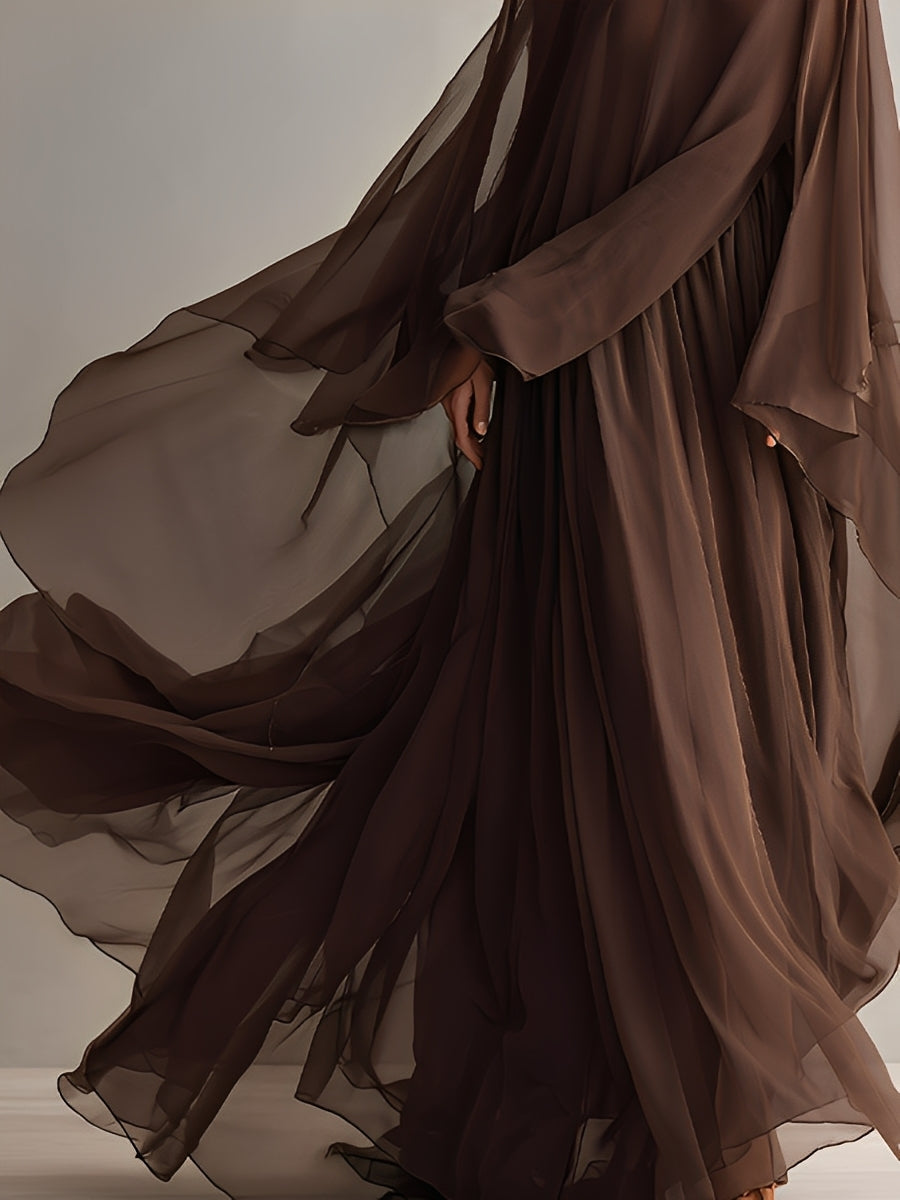 Vestido de gasa marrón intenso con silueta maxi vaporosa y diseño de capa, estilo elegante y glamour moderno