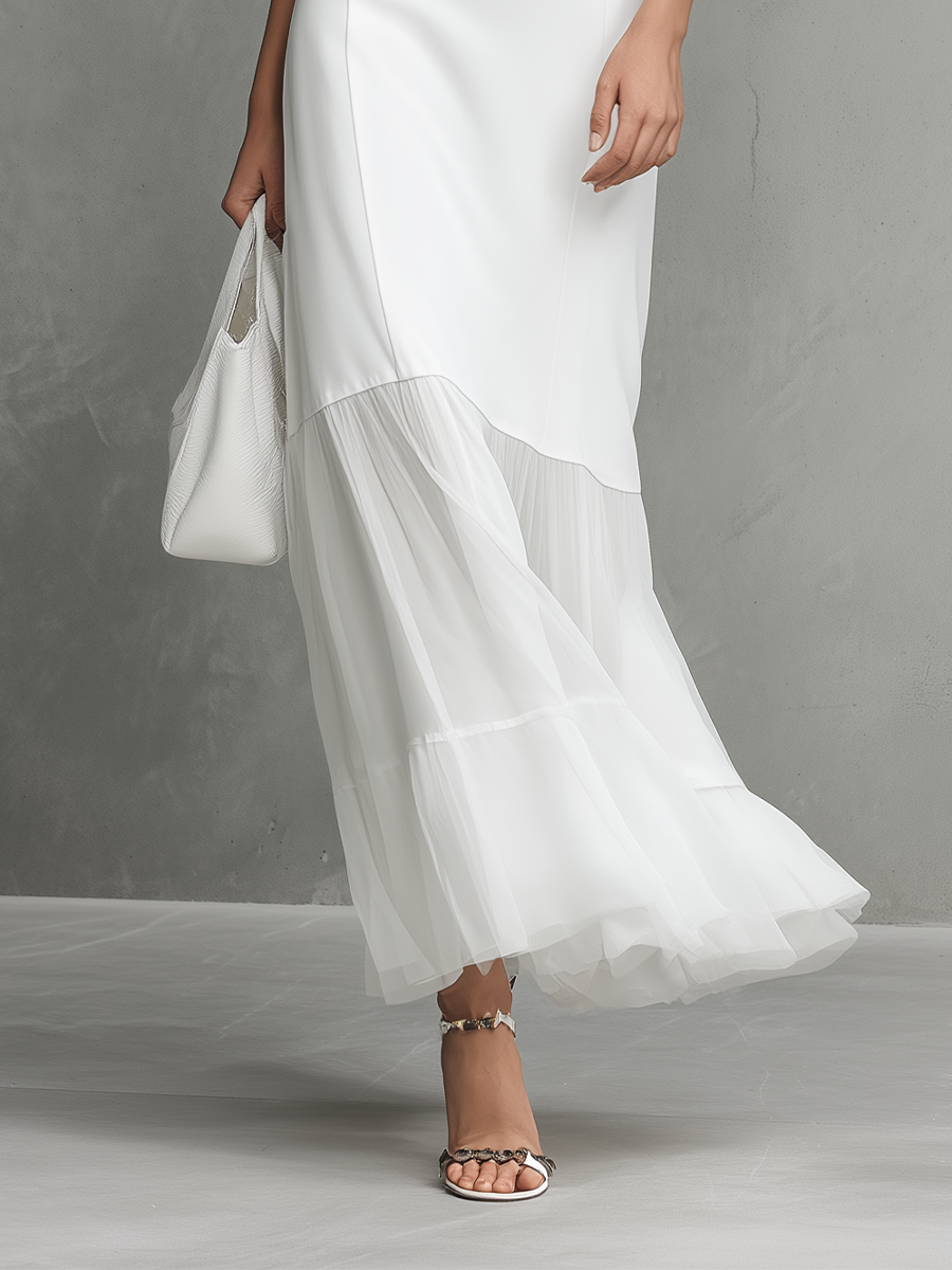 Elegante vestido blanco sin mangas de seda de leche con paneles de gasa