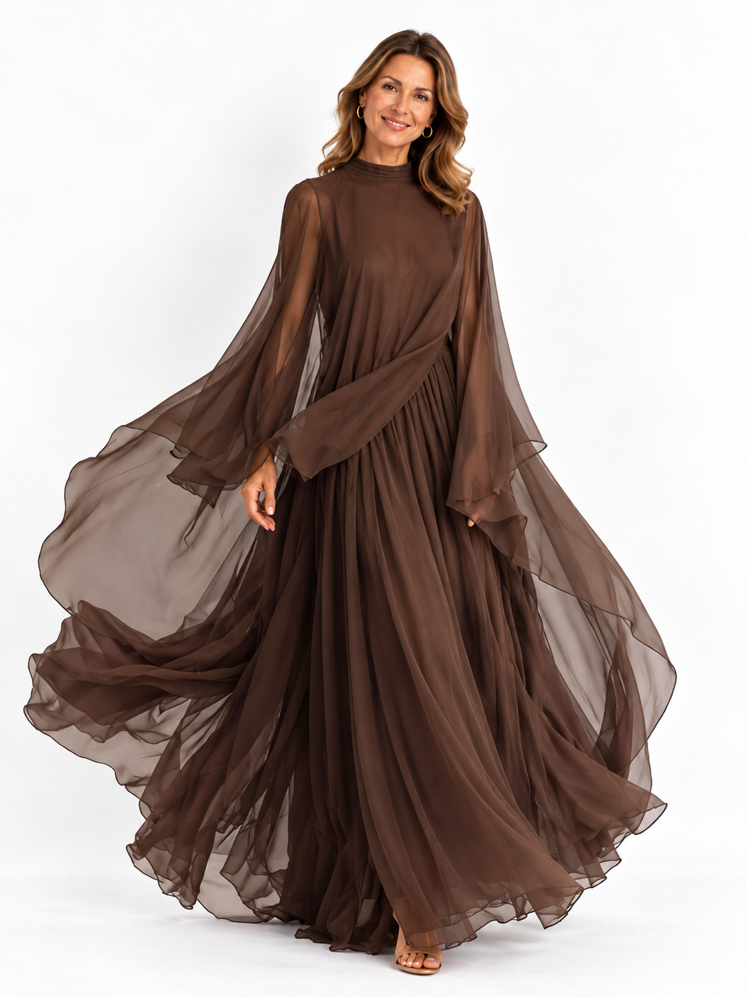 Vestido de gasa marrón intenso con silueta maxi vaporosa y diseño de capa, estilo elegante y glamour moderno