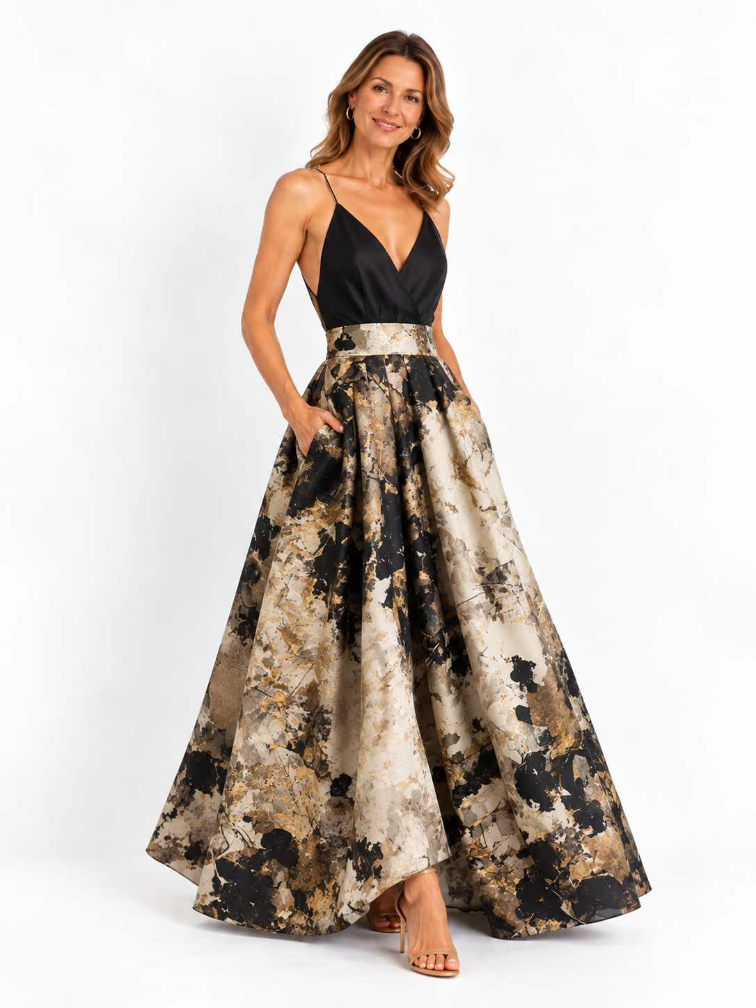 Vestido maxi elegante negro y beige con estampado abstracto, escote en V y tirantes