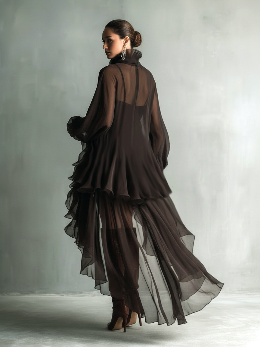 Vestido midi elegante de gasa marrón con cuello alto y mangas largas