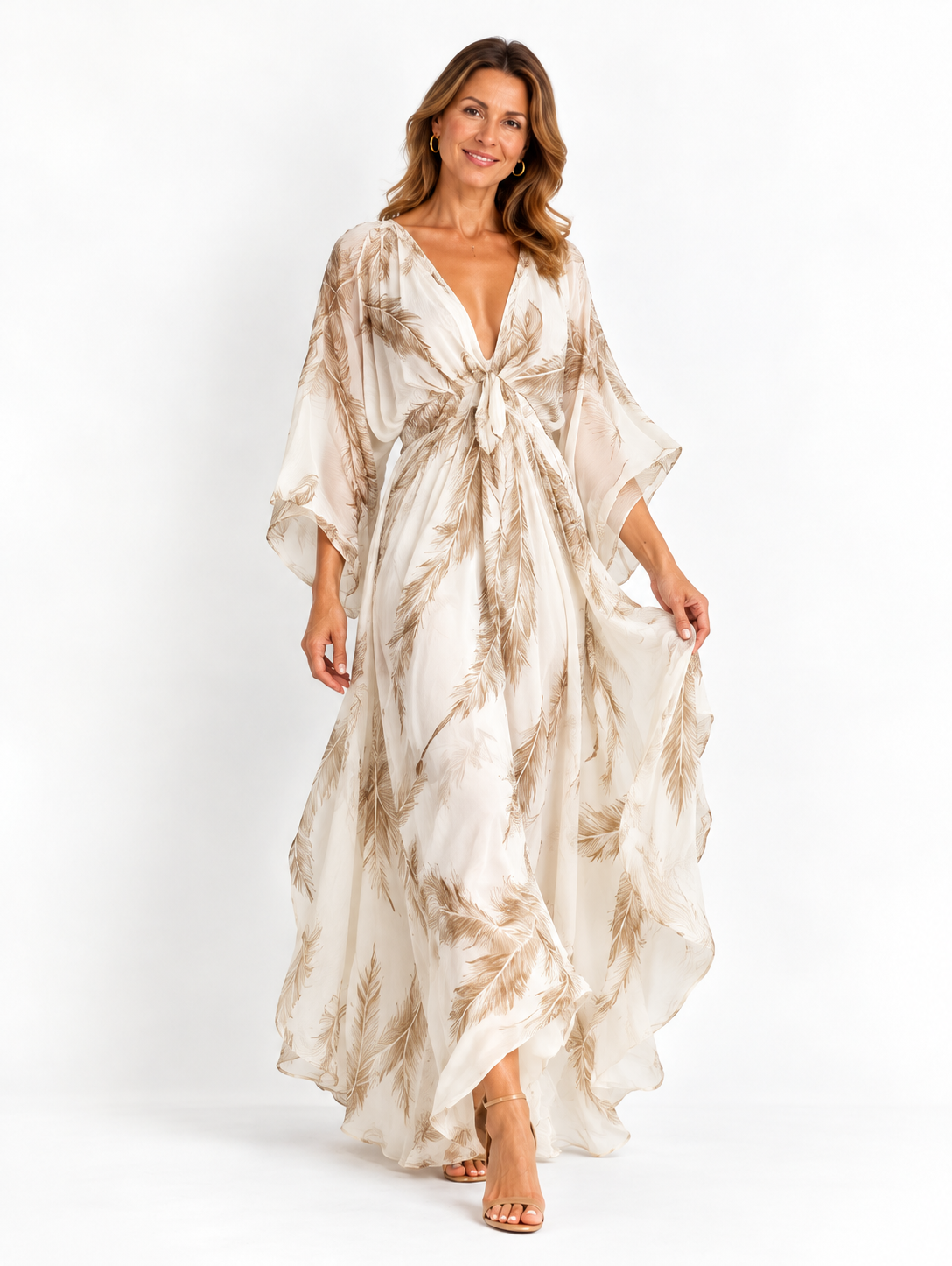 Vestido largo de gasa marfil y topo con mangas murciélago, delantero cruzado y estampado de hojas de palmera