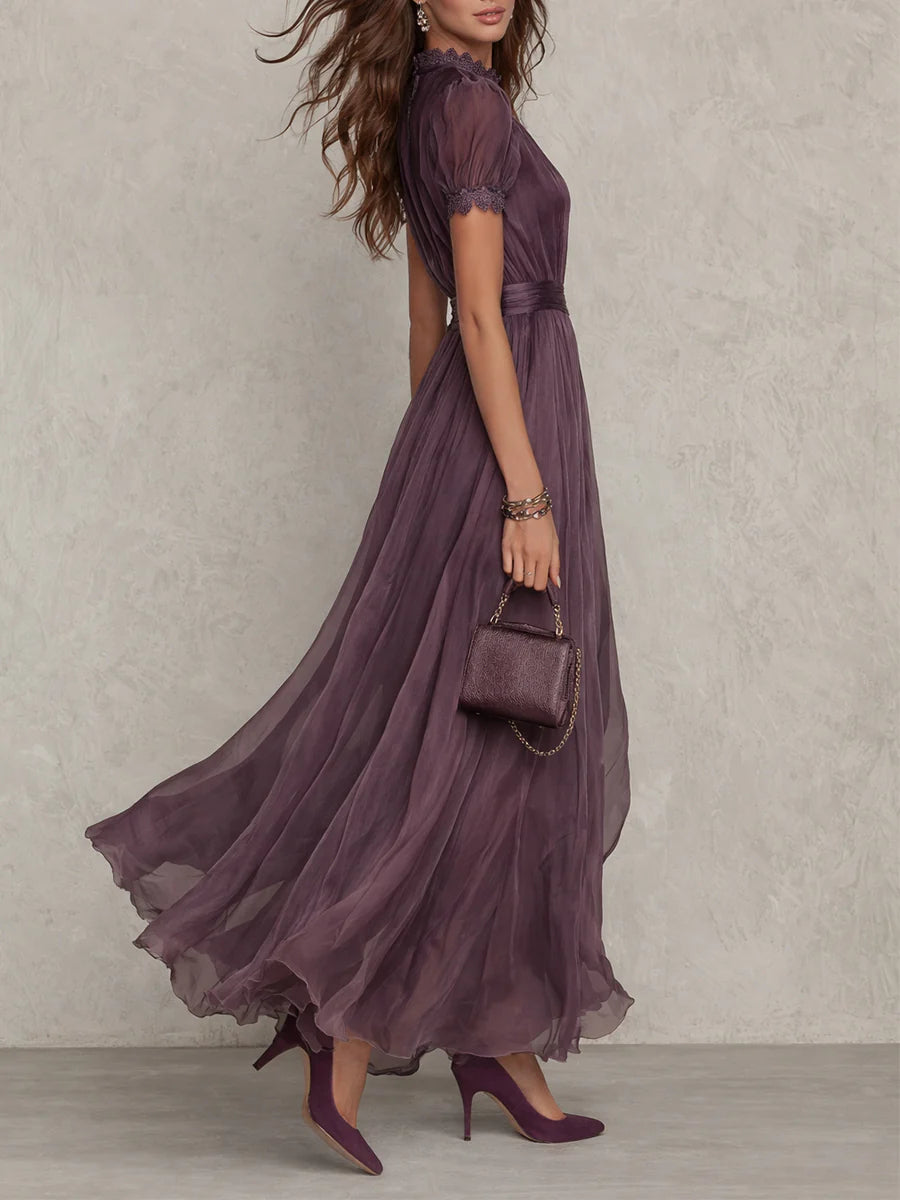 Flavia • Vestido largo morado con escote de gota y ribete de encaje en chifón