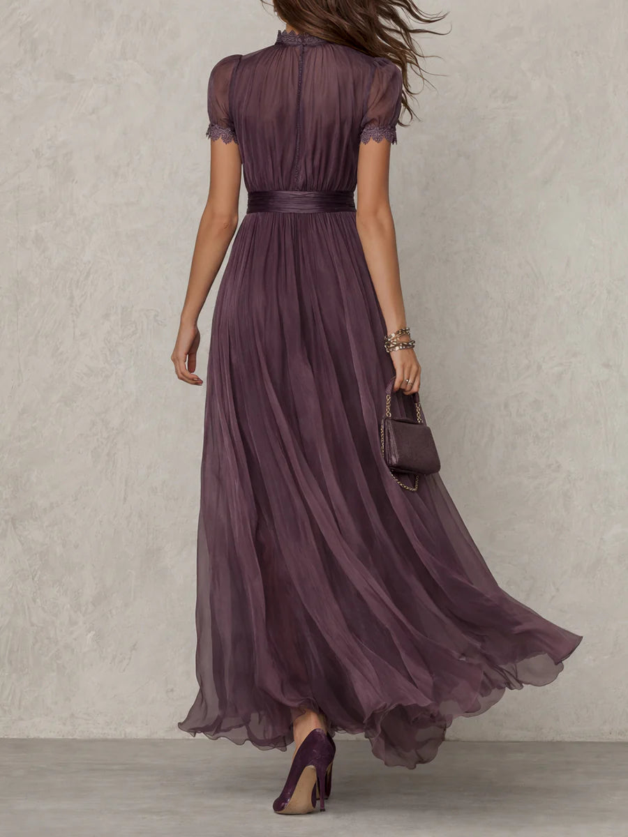 Flavia • Vestido largo morado con escote de gota y ribete de encaje en chifón