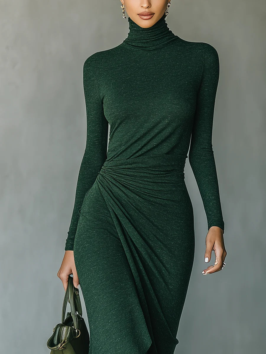 Lenora ∙ Vestido midi cruzado asimétrico con pliegues y cuello alto verde oscuro