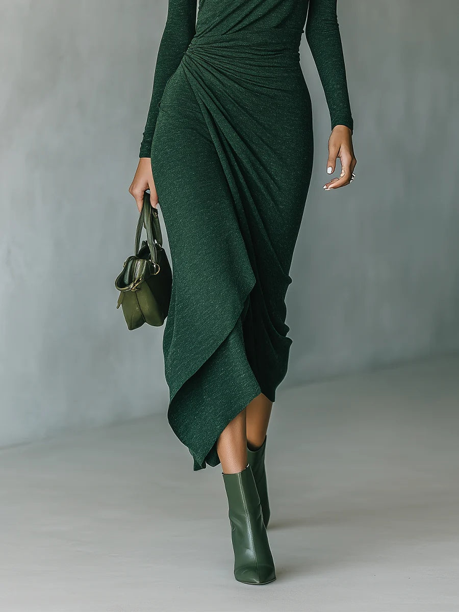 Lenora ∙ Vestido midi cruzado asimétrico con pliegues y cuello alto verde oscuro