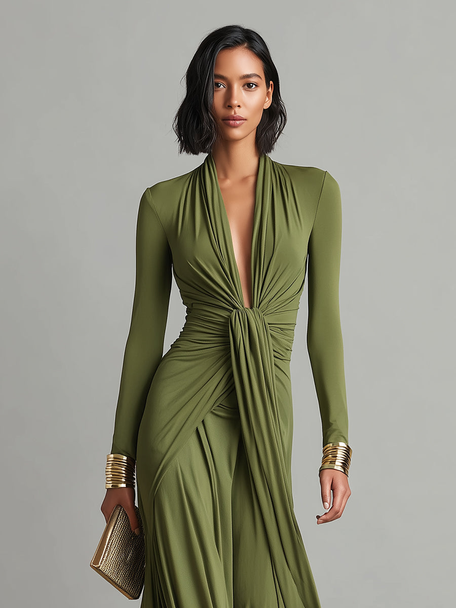 Vestido maxi glamour verde oliva de seda elástica con escote en V profundo y detalles fruncidos