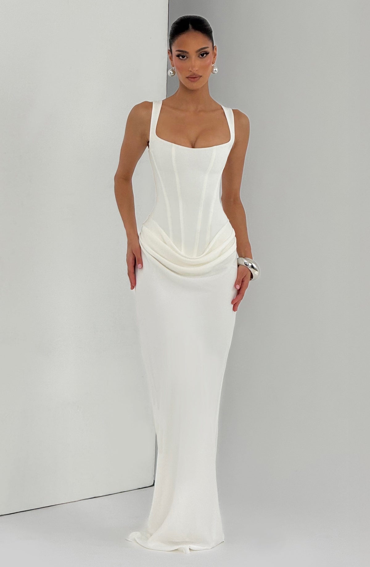 Luna · Vestido largo con escote cuadrado
